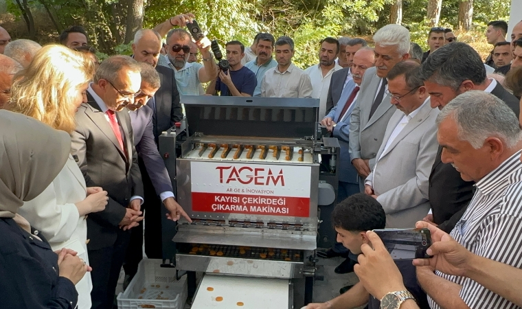 Kayısı Üreticisinin İş Gücü Çilesi Geliştirilen Bu Makine Sayesinde Son Buluyor