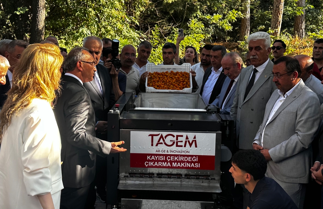 Kayısı Üreticisinin İş Gücü Çilesi Geliştirilen Bu Makine Sayesinde Son Buluyor