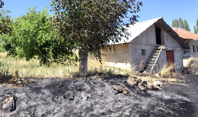 Malatya Darende'de Evlerin Yakınında Korkutan Yangın