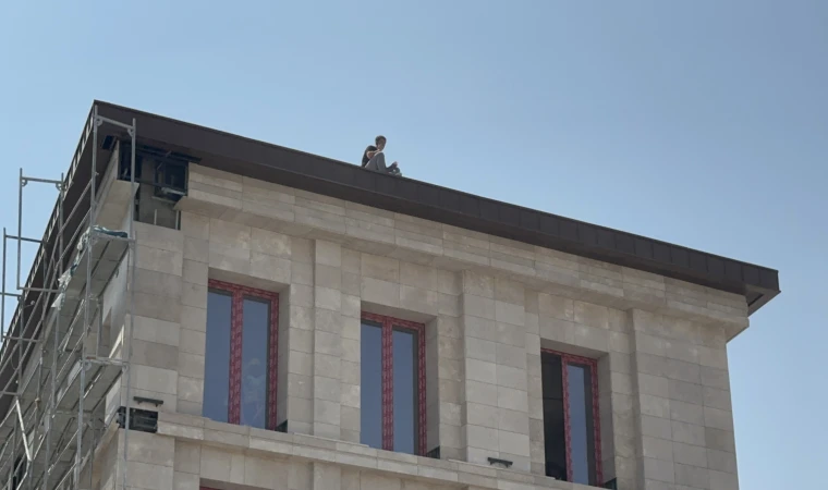 Malatya’da Alacağını Alamayan İşçi Valilik Karşısında Çatıya Çıktı