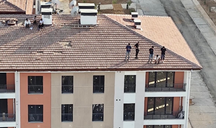 Malatya'da Alacaklarını Alamayan İşçiler Çatıya Çıktı