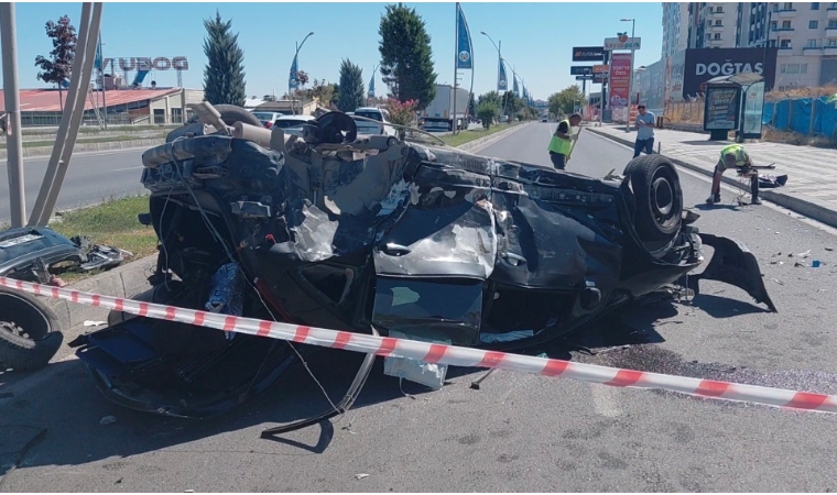 Malatya’da İki Otomobil Birbirine Girdi: Araçlardan Biri Ters Döndü