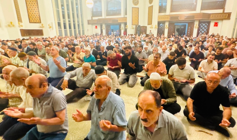 Malatya'da Mevlid Kandili Kernek Karagözlüler Camii'nde Dualarla İdrak Edildi