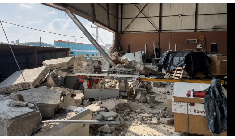 Malatya’da On Dakikalık Fırtına Mobilya Fabrikasını Yerle Bir Etti