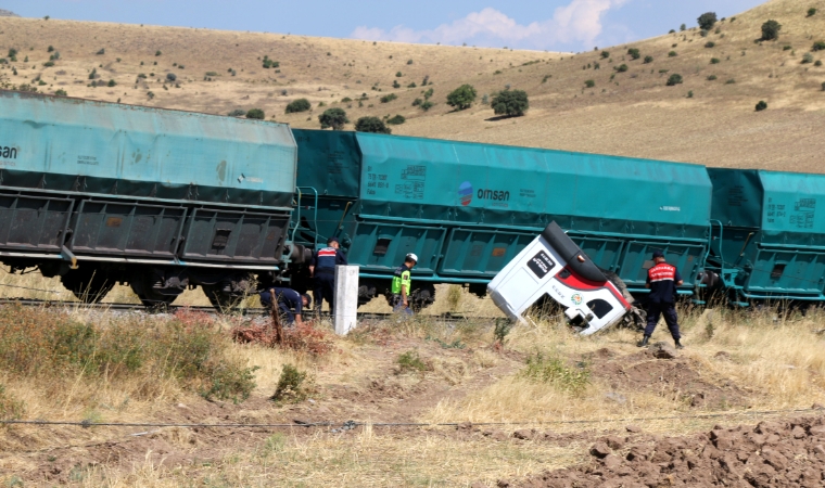 Sivas’tan Malatya’ya Gelen Yük Treni Kamyonla Çarpıştı