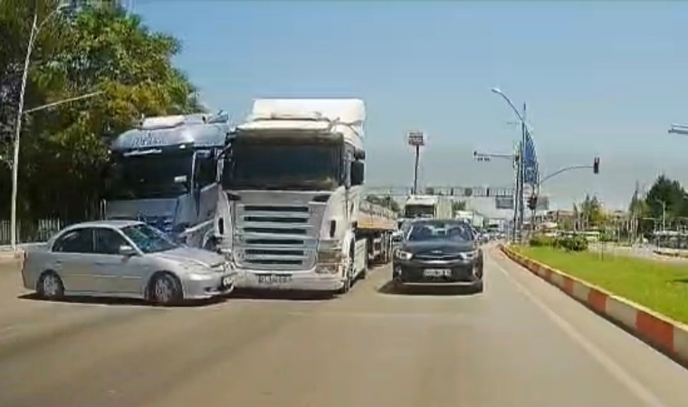 Tırın Önünde Metrelerce Sürüklenen Otomobil Trafikte Korku Dolu Anlar Yaşattı