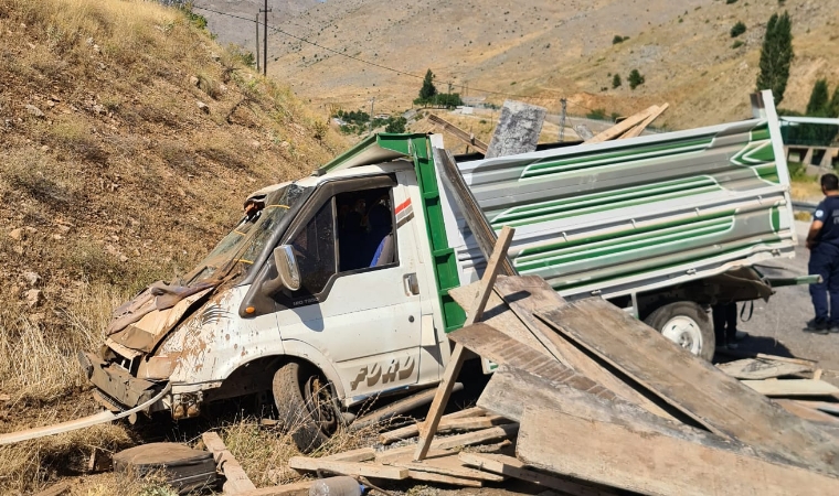 Yeşilyurt’ta Kontrolden Çıkan Kamyonet Toprak Alana Çarparak Durabildi