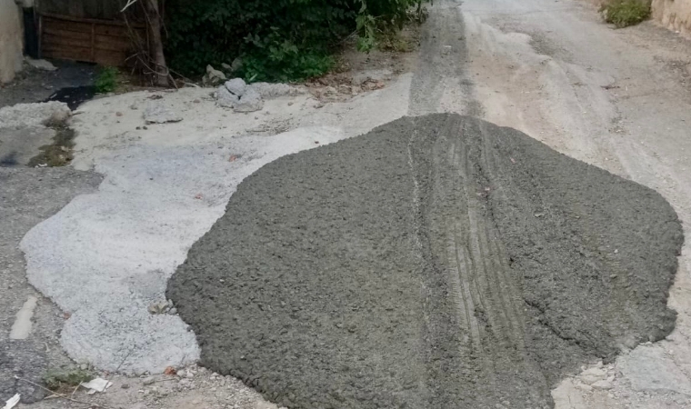 Yeşilyurt’ta Sokağa Dökülen Beton Trafik Güvenliğini Tehlikeye Düşürdü