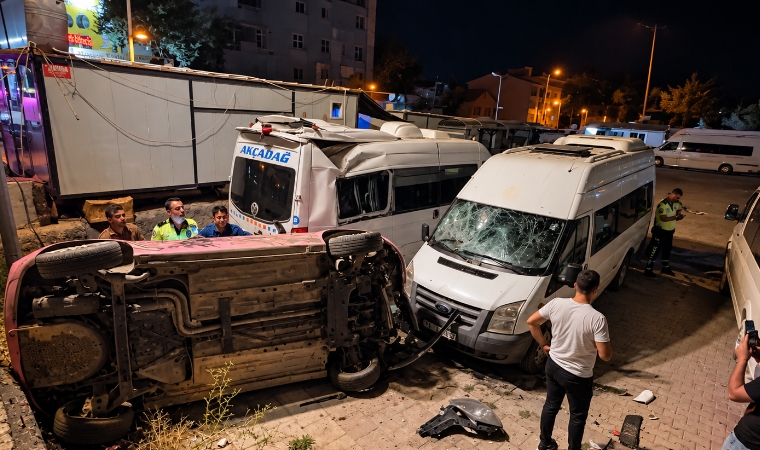 Alt Geçit Çıkışında Savrulan Araç Üç Minibüse Çarparak Takla Attı