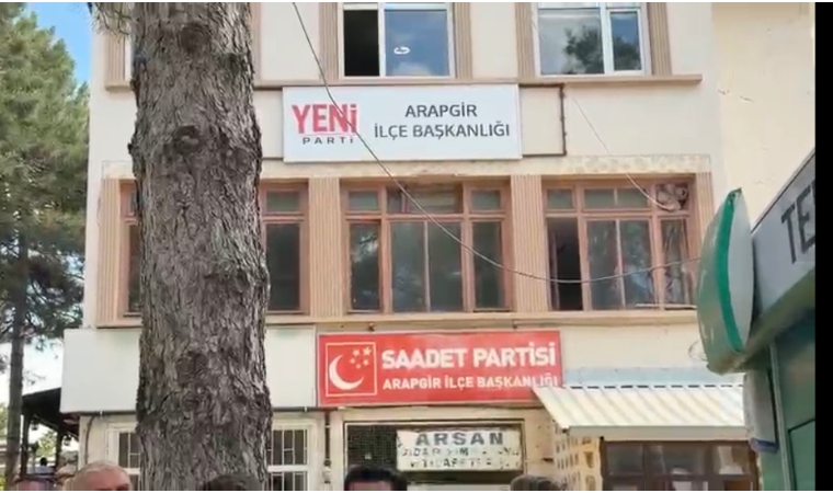 Arapgir’de Parti Binası Gerilimi Sokağa Taştı! Polis Tarafların Arasına Girdi