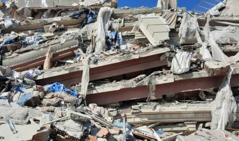 Enkaz Demirleri Davasında Gerilim! YİKOB Müdürüne Zorla Getirme, Eski Vali Yardımcısına “Kumpas” Savunması