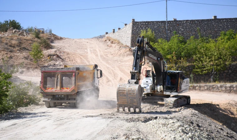 İlçede Sonbahar Yağışları Öncesi Yol Yenileme Çalışmaları Yoğunlaştı