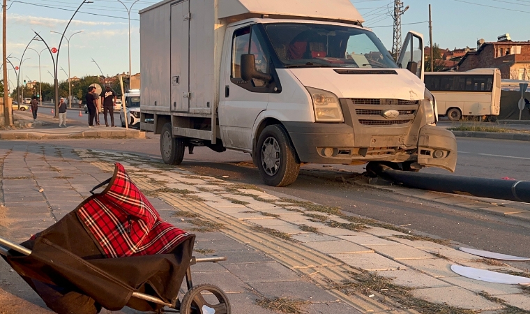 Kontrolden Çıkan Kamyonet Önce Yayaya Çarptı Sonra Aydınlatma Direğini Devirdi