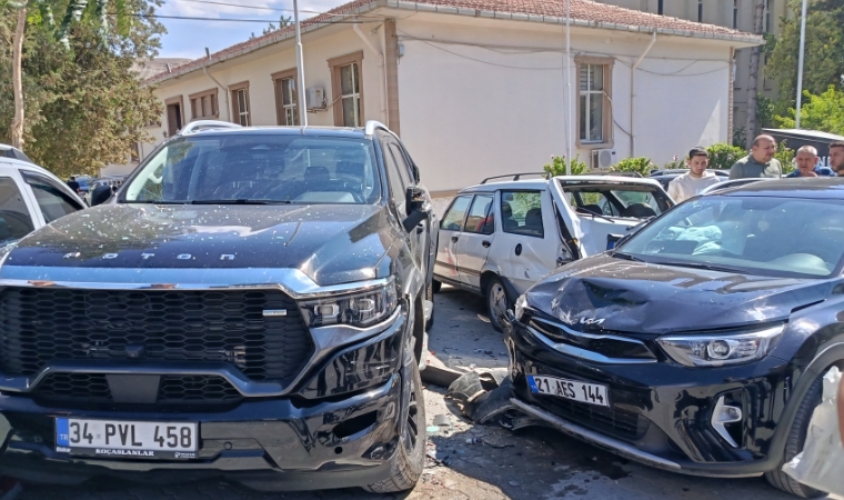 Malatya Darende’de Kontrolden Çıkan Araç Yol Kenarındaki 4 Arabaya Çarptı