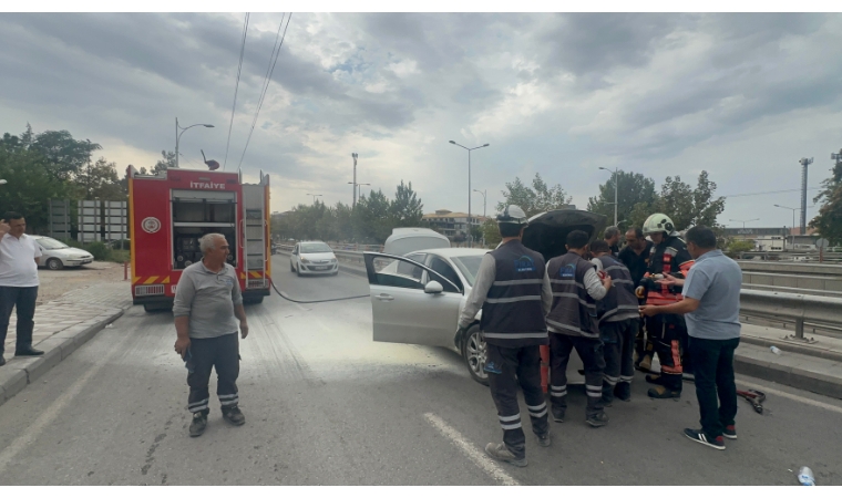 Malatya Park AVM Arka Kısmındaki Yan Yolda Alev Alan Otomobil Trafiği Aksattı