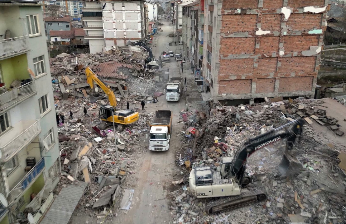 Malatya'da Kim Enkaza Koştu, Kim Enkaz Geçince Koştu?