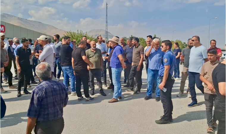 Malatya'da Öfkelenen Vatandaşlar Yolu Trafiğe Kapatmak İsteyince Gerginlik Yaşandı