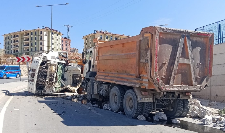 Meyilli Yolda Freni Boşalan Hafriyat Kamyonu Dehşet Saçtı