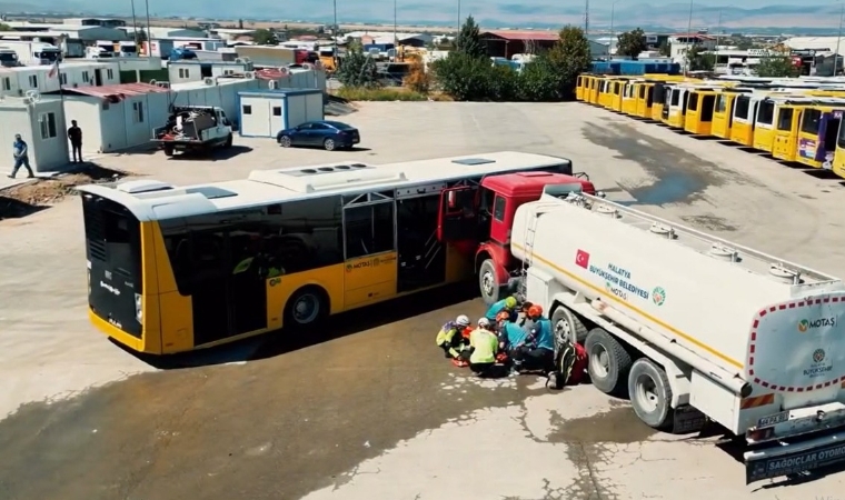 Otobüste Sıkışan Yaralılar İçin Tüm Ekipler Seferber Oldu