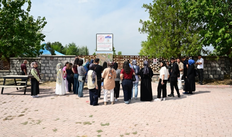 Üniversite Öğrencileri Battalgazi'nin Tarihî Mekânlarını Adım Adım Gezdi