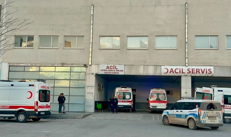 Yeşilyurt’ta İki Otomobil Çarpıştı! Çoğu Çocuk Beş Kişi Hastaneye Kaldırıldı