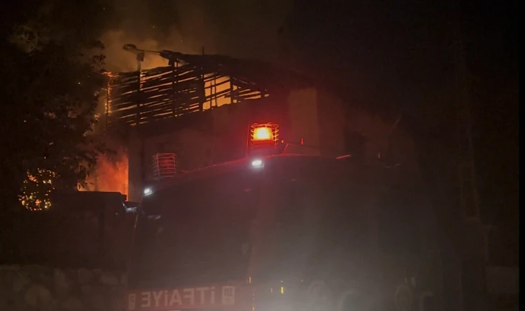 Birkaç Gün Arayla İkinci Yangın... Metruk Yapı Mahallelinin Kabusu Oldu