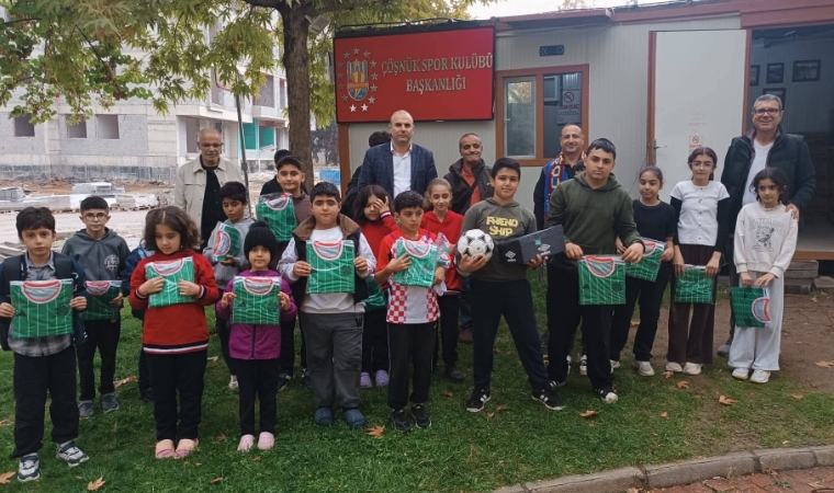 Çöşnük Spor Kulübü ve AK Parti Çöşnük Mahalle Başkanlığından Miniklere Bayram Sürprizi