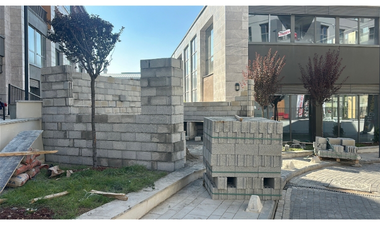 Deprem Bölgesinde Yeşil Alan Krizine Valilik El Koydu! Yükselen Duvarlar İş Makinesiyle Yıkıldı