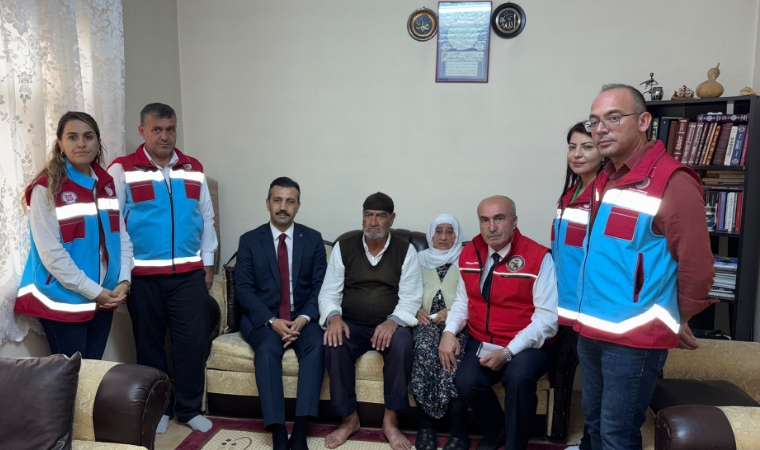 Dünya Yaşlılar Günü’nde Kapıları Çalan Ekipler Unutulmaz Bir Sürprize İmza Attı