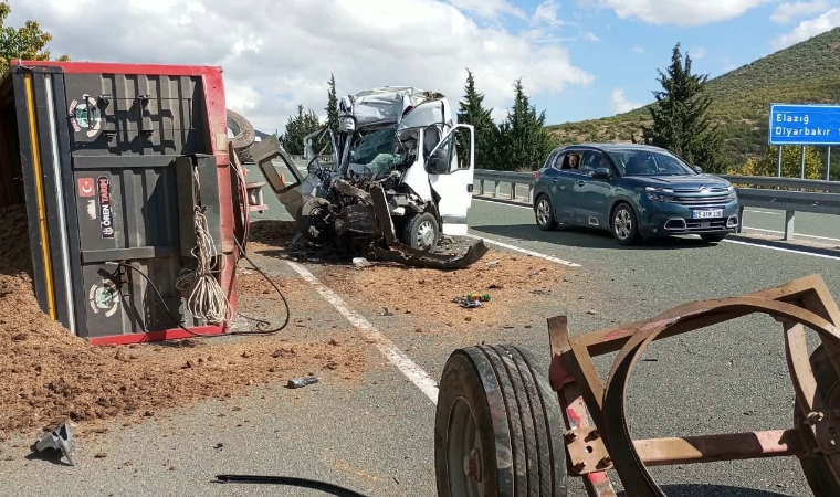 Elazığ Malatya Karayolunda Minibüs Gübre Yüklü Traktöre Çarptı