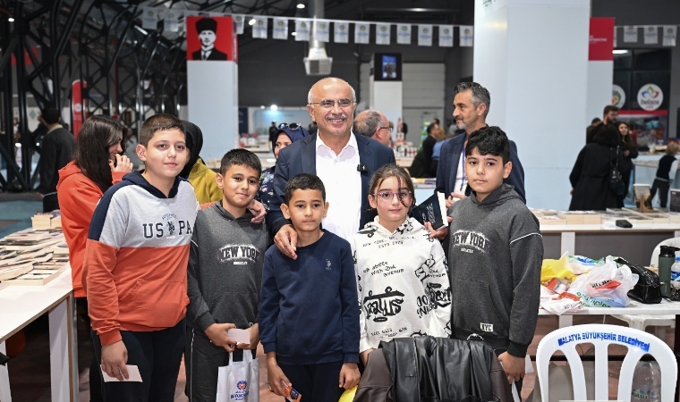 Fuarı Gezen Başkan Sami Er Çocuklara ve Öğrencilere Hediye Çeki Dağıttı