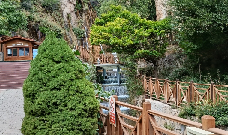 Günpınar Şelalesi Sonbaharda da Ziyaretçi Akınına Uğruyor
