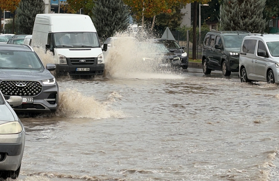 Her Yağmurda Tekrarlanan Sahne: Malatya’da Trafik Aksadı ve Araçlar Arızalandı