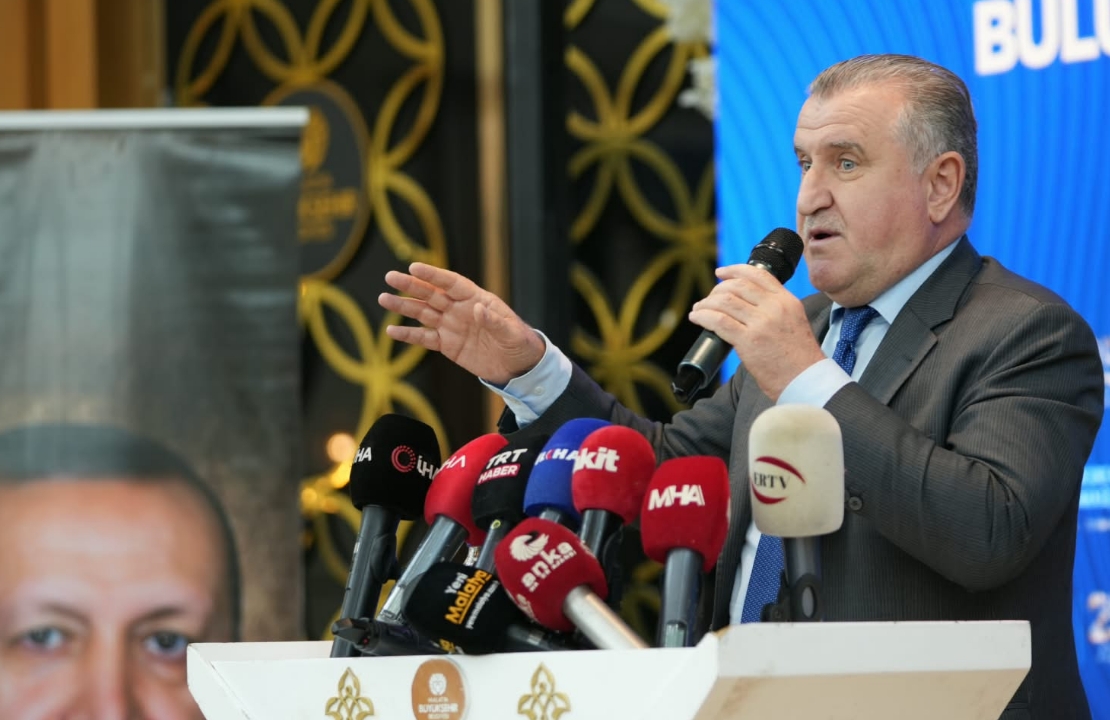 İşportacılık Yıllarında Malatyalılardan Destek Gören Bakan Bak, Kente 43 Spor Tesisi ve Yurt Kazandırıyor!