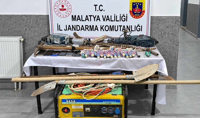Jandarma Darende'de Kaçak Kazı Yapan Altı Kişiyi Suçüstü Yakaladı
