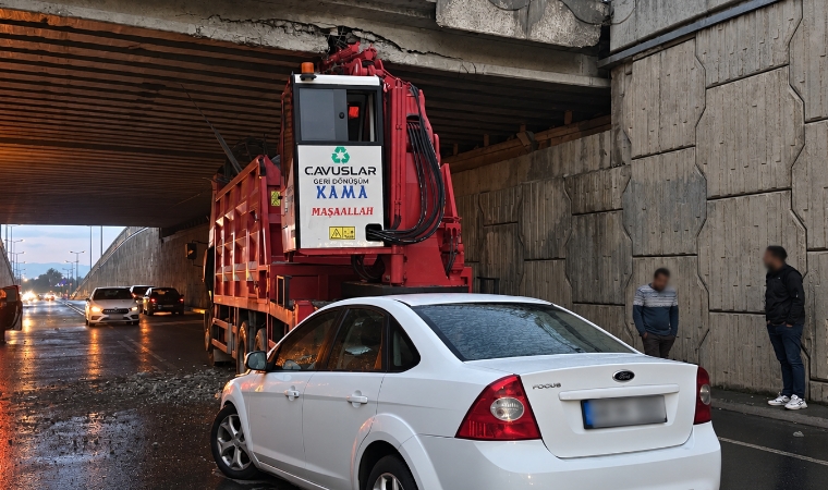 Malatya'da Vinç Yüklü Kamyon Köprüye Çarptı! Arkadan Gelen Otomobil Feci Kazaya Karıştı