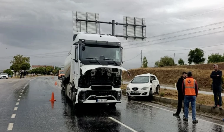 Tali Yoldan Ana Yola Çıkan Otomobil Tırla Çarpıştı: 3 Yaralı