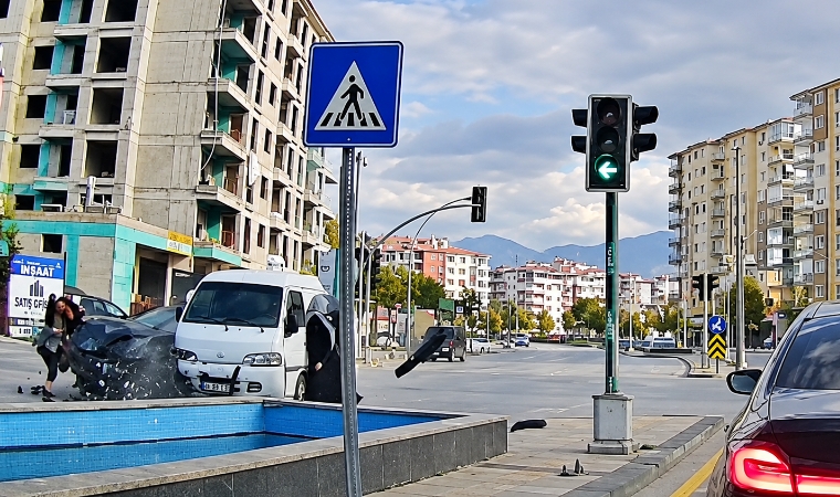 Trafik Işıklarında Çarpışan Araçlar Yoldaki Kadın Yayıları Dehşete Düşürdü