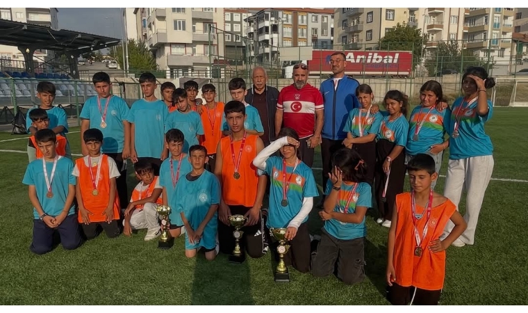 Yeşiltepe Spor Kompleksinde Sahaya Çıkan Genç Hokeyciler Müsabaka Heyecanı Yaşadı