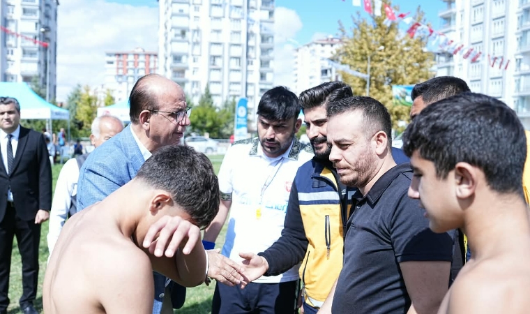 Yeşilyurt Belediye Başkanı İlhan Geçit Er Meydanında Sakatlanan Güreşçilerin İmdadına Koştu