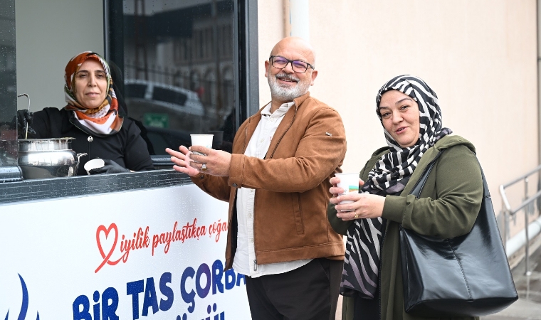 Yeşilyurt Belediyesi Hastane Önünde Ücretsiz Sıcak Çorba İkramı Başlattı