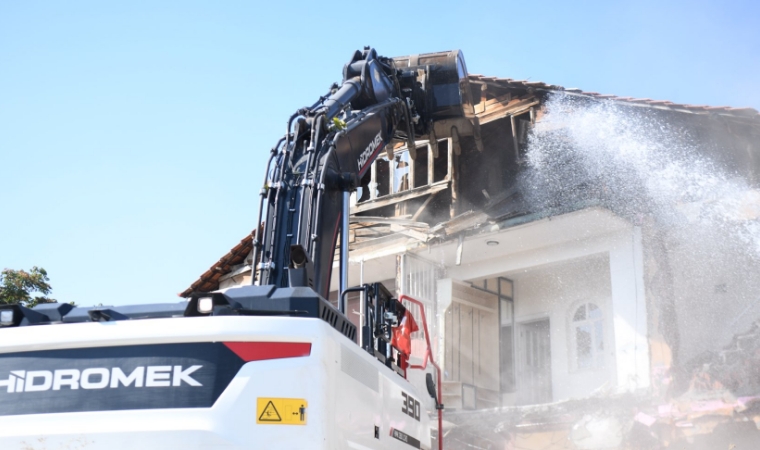 Yeşilyurt Belediyesi Tehlike Saçan Metruk Binanın Yıkımını Gerçekleştirdi