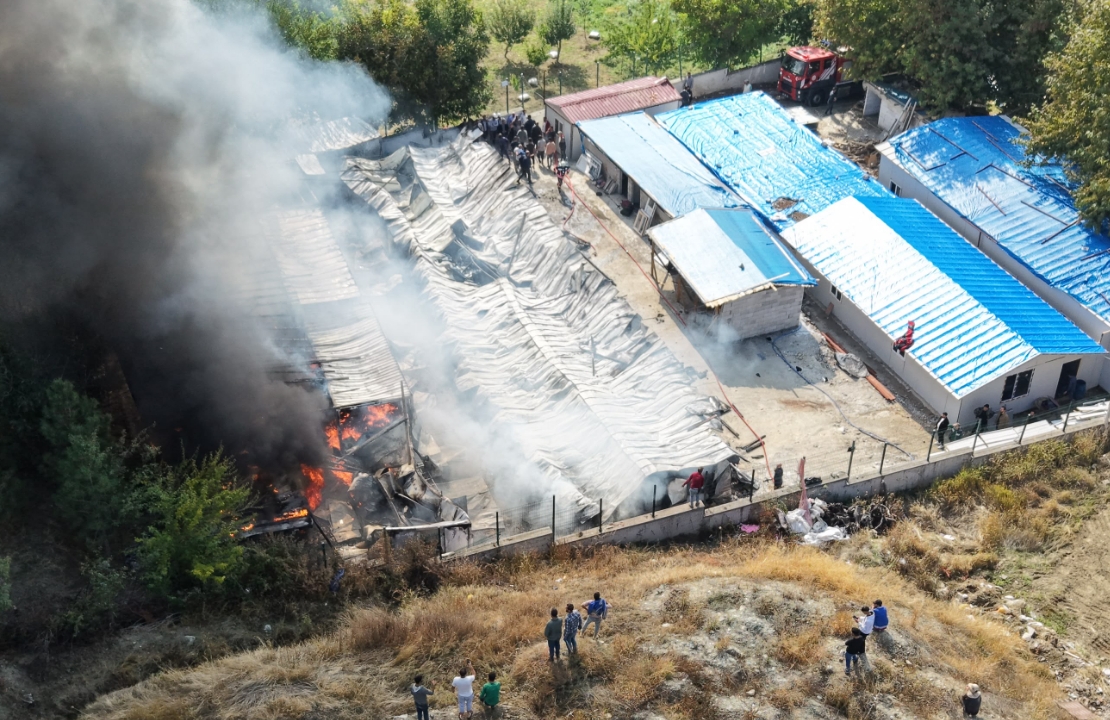 Yeşilyurt’taki Bir Şantiyede Çıkan Yangında Yaklaşık Otuz Konteyner Küle Döndü