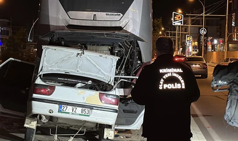 Yolcu İndiren Otobüse Arkadan Çarpan Otomobildeki Üç Kişi Yaralandı