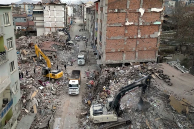 Malatya'da orta hasarlı bina çıkmazı!..