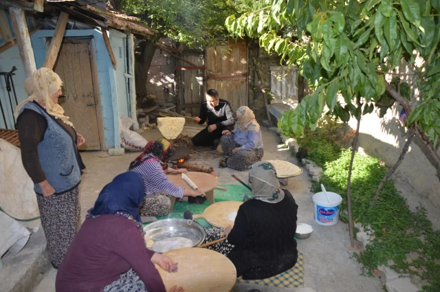 Maziden bir yaprak; Bazen gülüyor bazen ağlıyorum