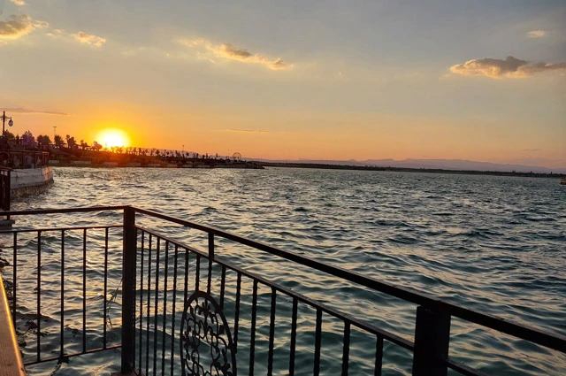 Suya Yansıyan Turuncu Bir Nefes: Kırkgöz Sahil Parkı’nda Akşamüstü Molası