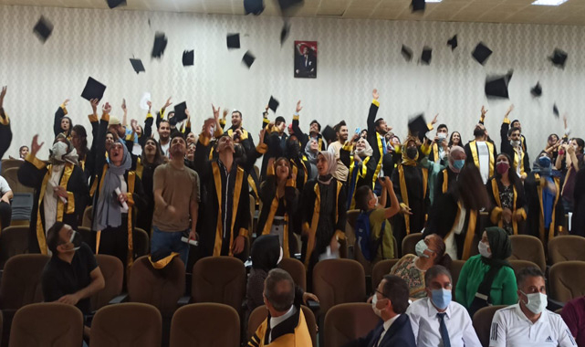 182 öğrenci kep fırlattı!