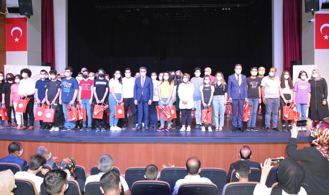 O sınavda ilk 100'e giren öğrenciler ödüllendirildi