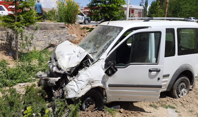 Şarampole uçan otomobilde bulunan 2 kişi yaralandı